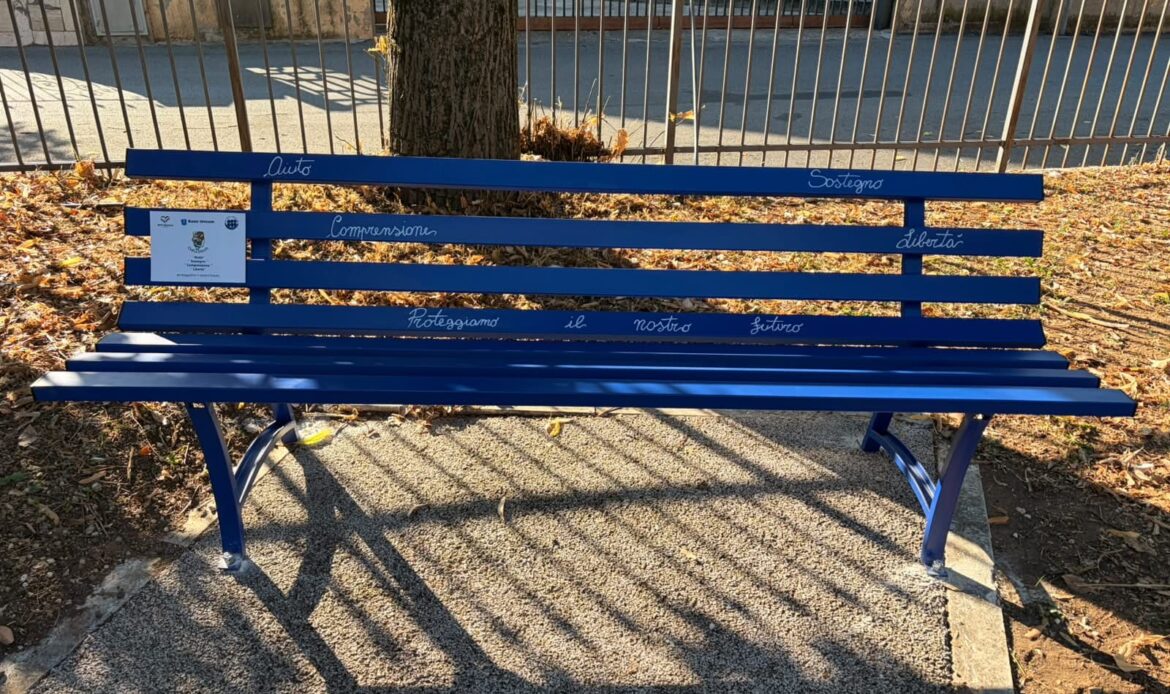 GUIDONIA – Lotta ai pedofili, una panchina blu nel parco pubblico