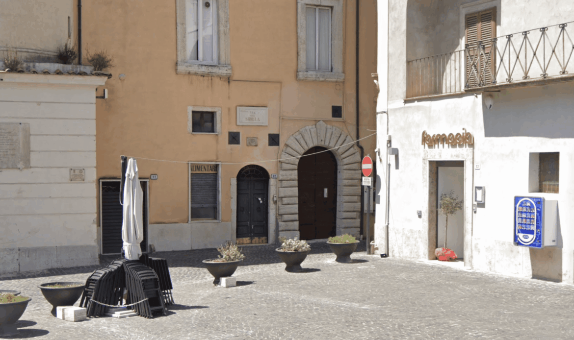 TIVOLI – Cittadinanza attiva, la farmacia “adotta” i vasi di piazza Rivarola