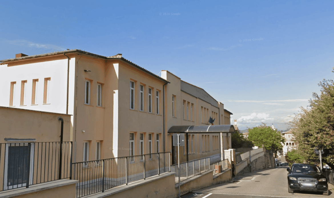 FIANO ROMANO - Scuola media invasa dai piccioni: 4 mila euro per la bonifica