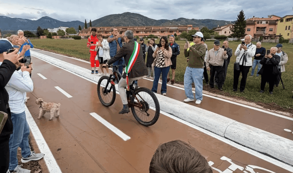GUIDONIA – Città più bella, il sindaco in bici sulla pista da 5 milioni di euro